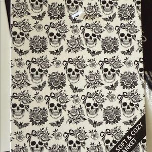 Deborah Connolly designs Halloween skull and bow queen blanket☠️🥀🦇